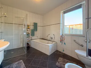 Wohnen auf zwei Ebenen in Haselünne: Großzügiger und stilvoller Bungalow mit neuwertiger Küche, Garage und Wintergarten! Bild 20