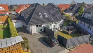 Wohnen auf zwei Ebenen in Haselünne: Großzügiger und stilvoller Bungalow mit neuwertiger Küche, Garage und Wintergarten! Bild 1