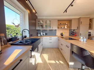 Wohnen auf zwei Ebenen in Haselünne: Großzügiger und stilvoller Bungalow mit neuwertiger Küche, Garage und Wintergarten! Bild 14