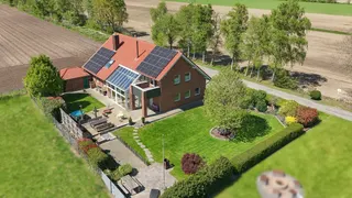 Ein Traum von Privatsphäre im Grünen: Wunderschönes Ein- / Zweifamilienhaus in ruhiger Sackgassenendlage direkt am Feld in Groß Hesepe! Bild 2