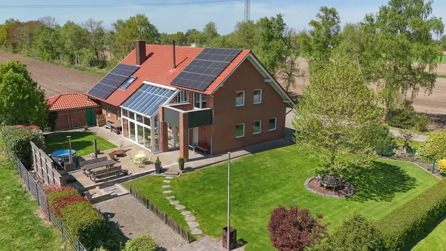 Ein Traum von Privatsphäre im Grünen: Wunderschönes Ein- / Zweifamilienhaus in ruhiger Sackgassenendlage direkt am Feld in Groß Hesepe!