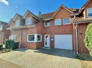 VERKAUFT: Starke Einziehungskraft: Reihenmittelhaus mit Garage, Sonnengarten, Einbauküche und 3 Schlafzimmern in Diepholz! Bild 1