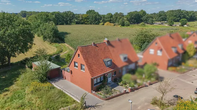 Einmalige Gelegenheit: Modernisierte Doppelhaushälfte in direkter Feldrandlage zu verkaufen!