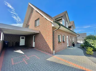 Doppelhaushälfte mit 3 Schlafzimmern, Einbauküche, Carport und sonnigem Grundstück sucht neue Eigentümer in Langen! Bild 1