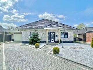 Bungalow der Extraklasse:Bj 2014, Garage, neue Einbauküche, Fußbodenhzg., 2 Bäder, Wintergarten uvm. Bild 1