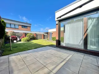 Provisionsfrei!! Architektonisch eindrucksvolles Einfamilienhaus / Reihenendhaus mit Garten, Sommergarten, Garage u. Teilkeller im Zentrum von Lingen! Bild 2