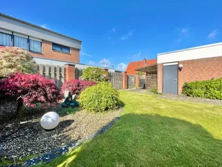 Provisionsfrei!! Architektonisch eindrucksvolles Einfamilienhaus / Reihenendhaus mit Garten, Sommergarten, Garage u. Teilkeller im Zentrum von Lingen! Bild 3