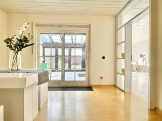 Provisionsfrei!! Architektonisch eindrucksvolles Einfamilienhaus / Reihenendhaus mit Garten, Sommergarten, Garage u. Teilkeller im Zentrum von Lingen! Bild 9