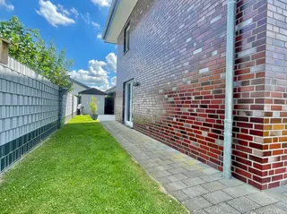 Hier bleiben keine Wünsche offen: Hochwertiges Einfamilienhaus mit Doppelgarage, Fußbodenheizung, Kamin, elektr. Rollläden uvm.! Bild 9