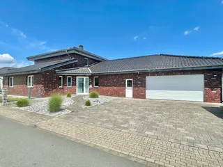 Hier bleiben keine Wünsche offen: Hochwertiges Einfamilienhaus mit Doppelgarage, Fußbodenheizung, Kamin, elektr. Rollläden uvm.! Bild 1