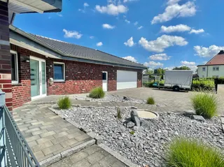 Hier bleiben keine Wünsche offen: Hochwertiges Einfamilienhaus mit Doppelgarage, Fußbodenheizung, Kamin, elektr. Rollläden uvm.! Bild 6