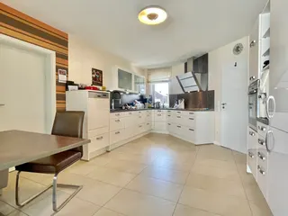 Hier bleiben keine Wünsche offen: Hochwertiges Einfamilienhaus mit Doppelgarage, Fußbodenheizung, Kamin, elektr. Rollläden uvm.! Bild 14