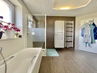 Hier bleiben keine Wünsche offen: Hochwertiges Einfamilienhaus mit Doppelgarage, Fußbodenheizung, Kamin, elektr. Rollläden uvm.! Bild 33