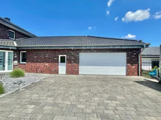 Hier bleiben keine Wünsche offen: Hochwertiges Einfamilienhaus mit Doppelgarage, Fußbodenheizung, Kamin, elektr. Rollläden uvm.! Bild 3