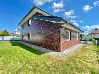 Hier bleiben keine Wünsche offen: Hochwertiges Einfamilienhaus mit Doppelgarage, Fußbodenheizung, Kamin, elektr. Rollläden uvm.! Bild 8