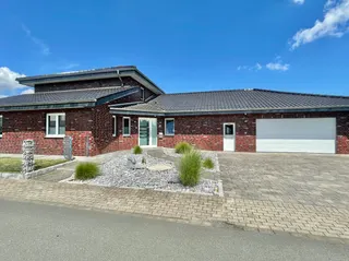 Hier bleiben keine Wünsche offen: Hochwertiges Einfamilienhaus mit Doppelgarage, Fußbodenheizung, Kamin, elektr. Rollläden uvm.! Bild 2
