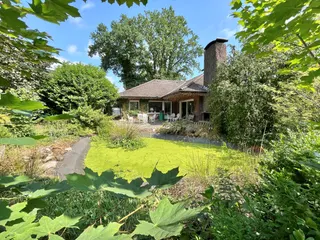 Umgeben von Natur - Wohnen im Grünen: Bungalow auf 1.550 qm großem Südgrundstück zu verkaufen! Bild 2