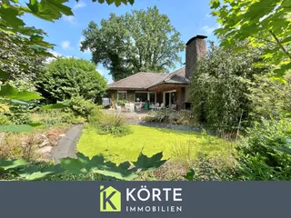 Umgeben von Natur - Wohnen im Grünen: Bungalow auf 1.550 qm großem Südgrundstück zu verkaufen! Bild 1