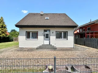 Gepflegtes Ein- bis Zweifamilienhaus mit diversen Garagen und Werkstätten zu verkaufen! Bild 4