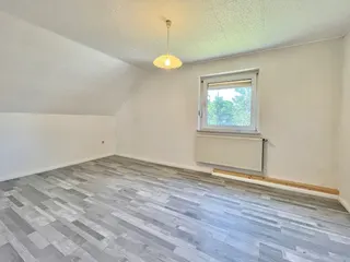 Gepflegtes Ein- bis Zweifamilienhaus mit diversen Garagen und Werkstätten zu verkaufen! Bild 26