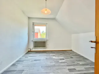 Gepflegtes Ein- bis Zweifamilienhaus mit diversen Garagen und Werkstätten zu verkaufen! Bild 27