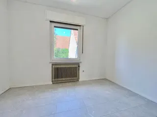 Gepflegtes Ein- bis Zweifamilienhaus mit diversen Garagen und Werkstätten zu verkaufen! Bild 17