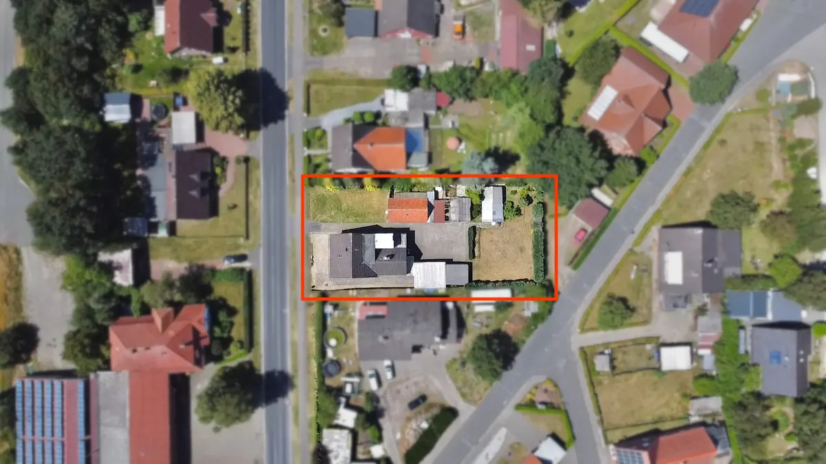 Gepflegtes Ein- bis Zweifamilienhaus mit diversen Garagen und Werkstätten zu verkaufen!
