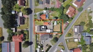 Gepflegtes Ein- bis Zweifamilienhaus mit diversen Garagen und Werkstätten zu verkaufen! Bild 1