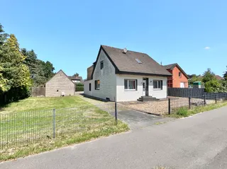 Gepflegtes Ein- bis Zweifamilienhaus mit diversen Garagen und Werkstätten zu verkaufen! Bild 2