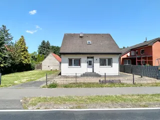 Gepflegtes Ein- bis Zweifamilienhaus mit diversen Garagen und Werkstätten zu verkaufen! Bild 3