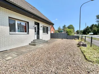 Gepflegtes Ein- bis Zweifamilienhaus mit diversen Garagen und Werkstätten zu verkaufen! Bild 6