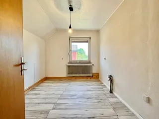 Gepflegtes Ein- bis Zweifamilienhaus mit diversen Garagen und Werkstätten zu verkaufen! Bild 30