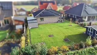 Energiesparwunder und ebenerdiges Wohnen: Hochwertiger Neubau Bungalow mit Photovoltaik-Anlage und Solar! Bild 2