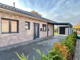 Energiesparwunder und ebenerdiges Wohnen: Hochwertiger Neubau Bungalow mit Photovoltaik-Anlage und Solar! Bild 8