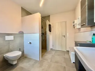 Energiesparwunder und ebenerdiges Wohnen: Hochwertiger Neubau Bungalow mit Photovoltaik-Anlage und Solar! Bild 30