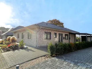 Energiesparwunder und ebenerdiges Wohnen: Hochwertiger Neubau Bungalow mit Photovoltaik-Anlage und Solar! Bild 4