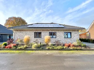 Energiesparwunder und ebenerdiges Wohnen: Hochwertiger Neubau Bungalow mit Photovoltaik-Anlage und Solar! Bild 5