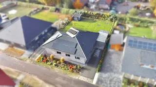 Energiesparwunder und ebenerdiges Wohnen: Hochwertiger Neubau Bungalow mit Photovoltaik-Anlage und Solar! Bild 1