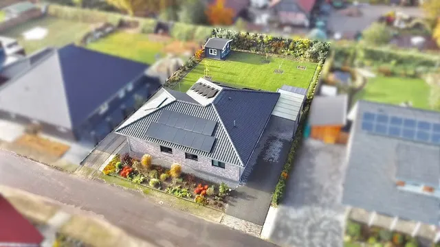 Energiesparwunder und ebenerdiges Wohnen: Hochwertiger Neubau Bungalow mit Photovoltaik-Anlage und Solar!