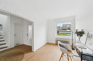 Sofort einziehen & wohlfühlen: Großzügiges und frisch modernisiertes Reihenendhaus mit Garage und Garten! Bild 3