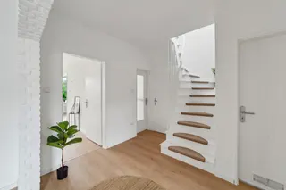 Sofort einziehen & wohlfühlen: Großzügiges und frisch modernisiertes Reihenendhaus mit Garage und Garten! Bild 2