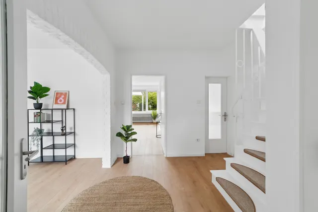 Sofort einziehen & wohlfühlen: Großzügiges und frisch modernisiertes Reihenendhaus mit Garage und Garten!