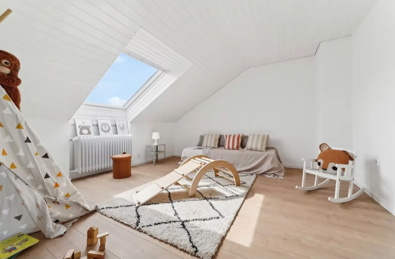 Dachzimmer als Kinderzimmer, eingerichtet von Körte Immobilien