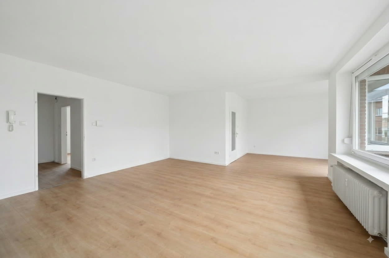 Wohnzimmer leer, vor dem Home Staging